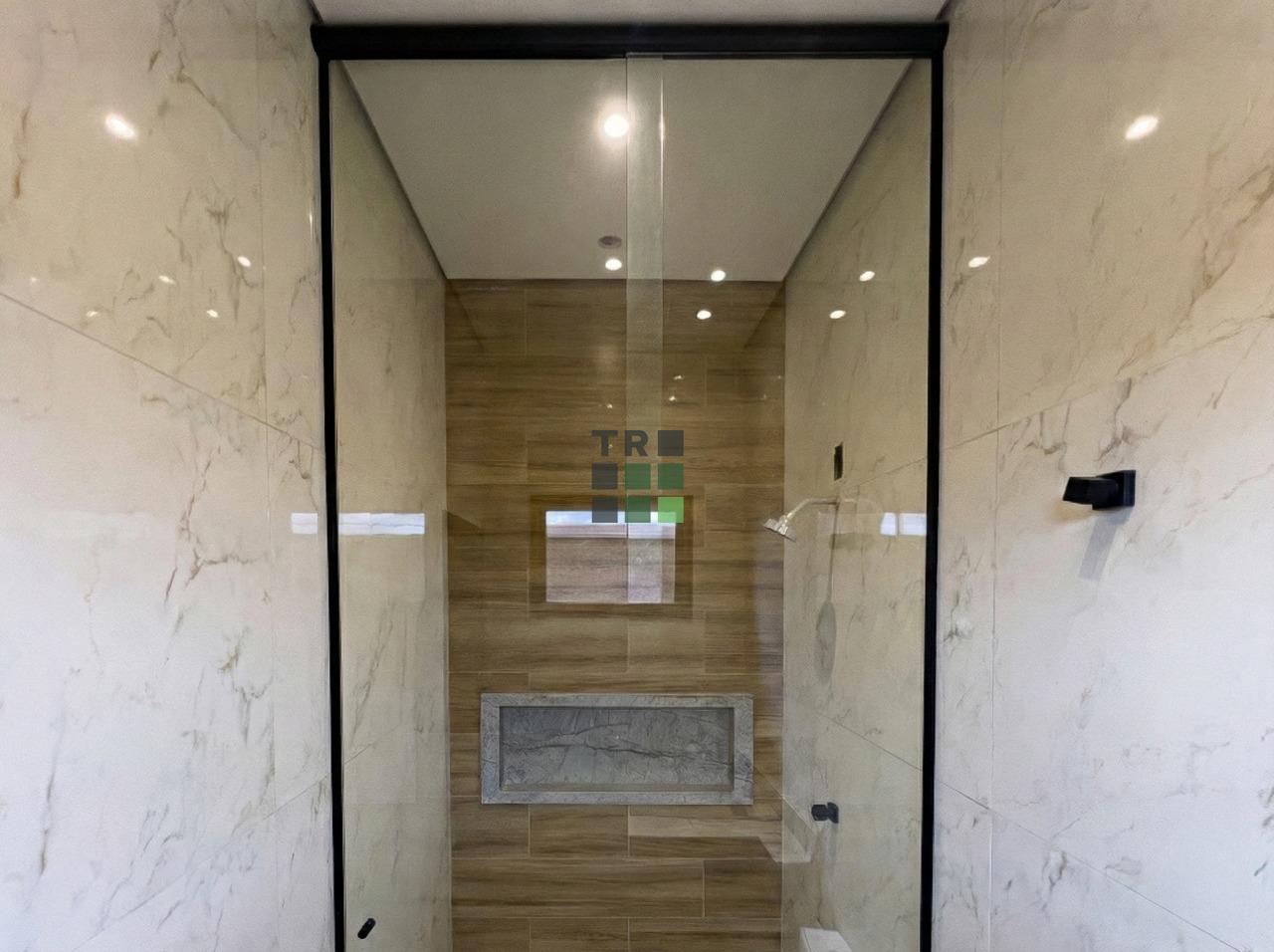 Casa em condomínio 3 quartos 3 suítes à venda Residencial Villa de León no Portal das Araras, em Três Lagoas: Banheiro da suíte