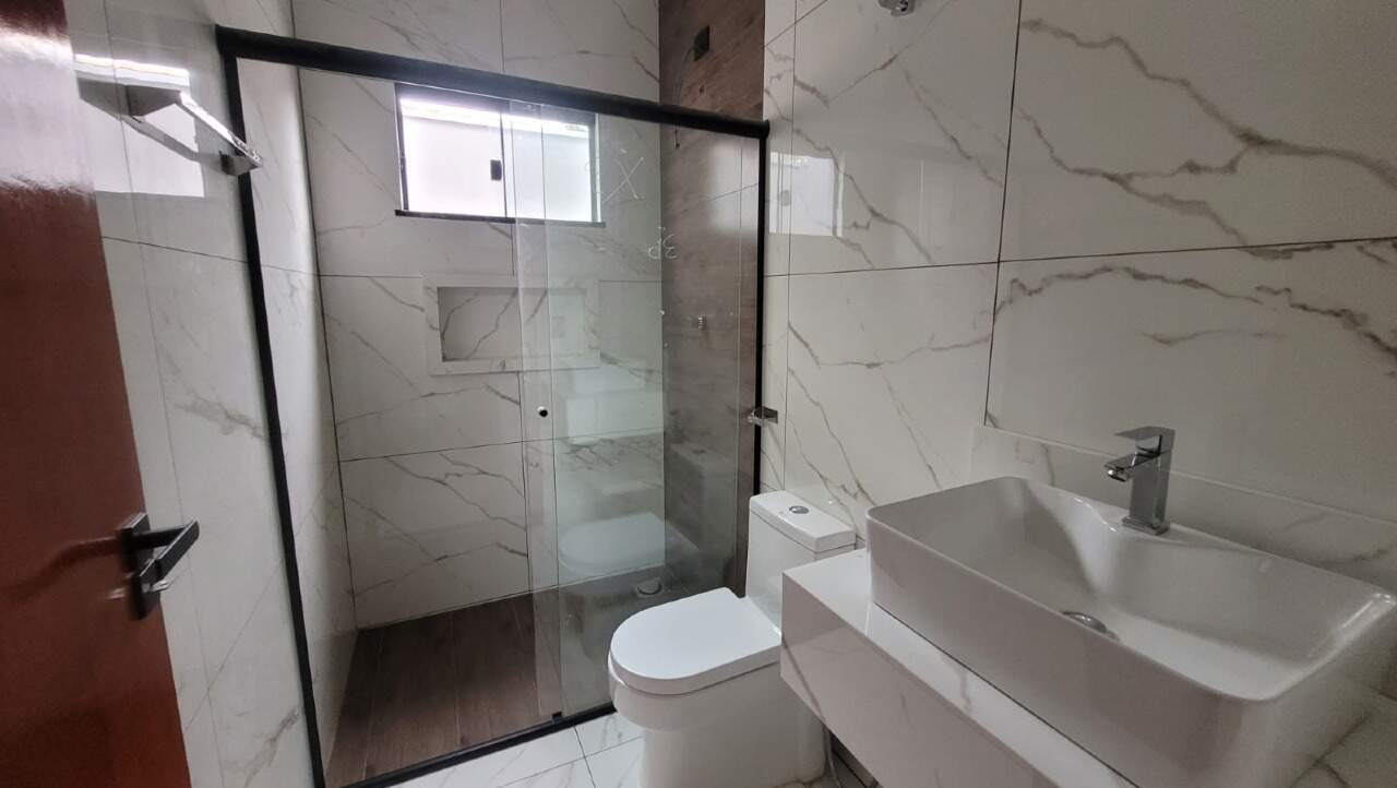 Casa à venda no Residencial Oliveira: BANHEIRO DA SUITE