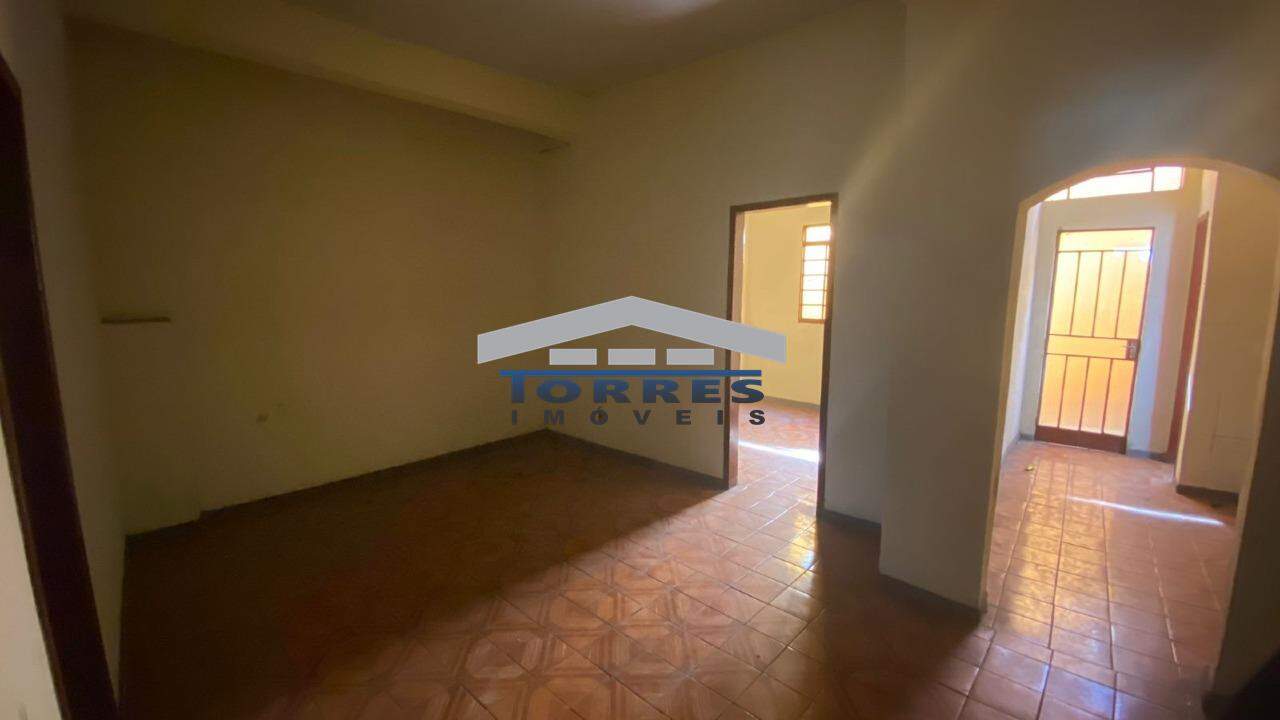 Casa para alugar com 2 quartos, 40m² - Foto 1