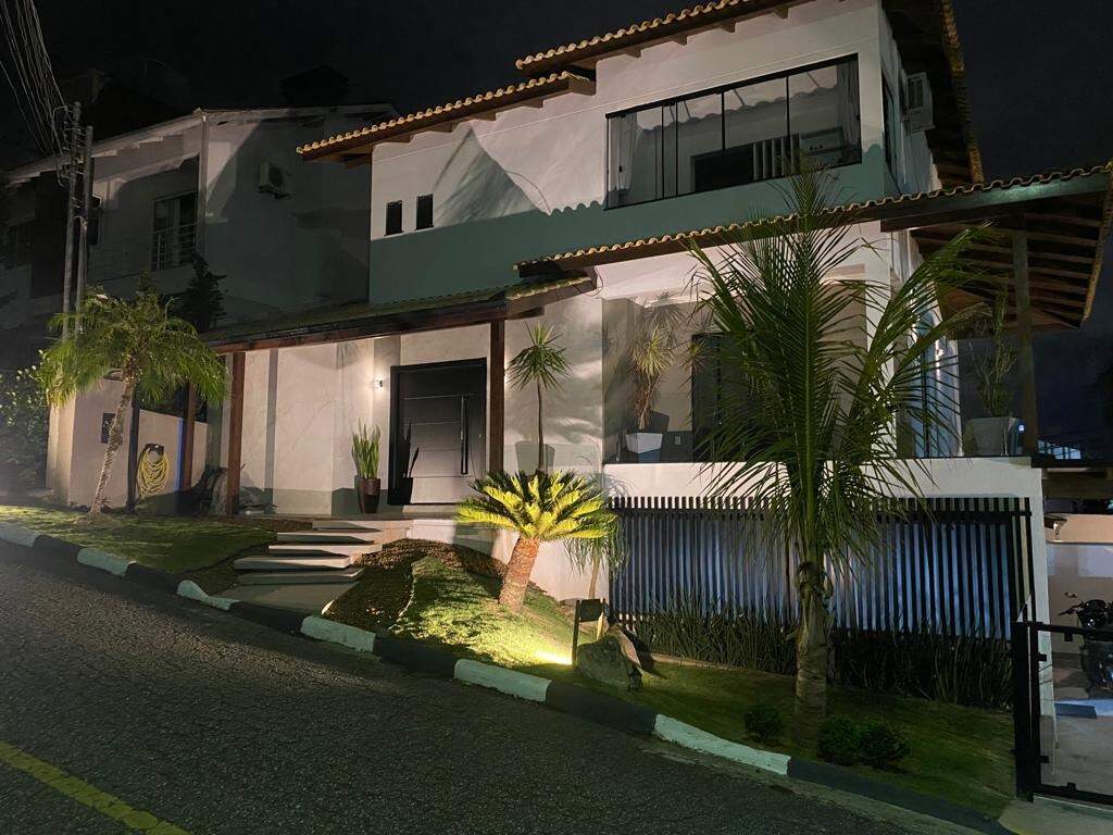 Casa com 350m², 4 dormitórios, 3 suítes, 5 vagas no bairro Ariribá em Balneário Camboriú