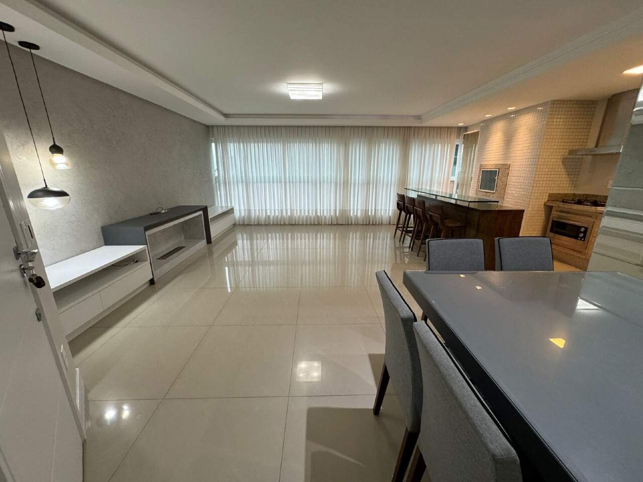 Apartamento com 123m², 3 dormitórios, 1 suíte, 2 vagas no bairro Centro em Balneário Camboriú