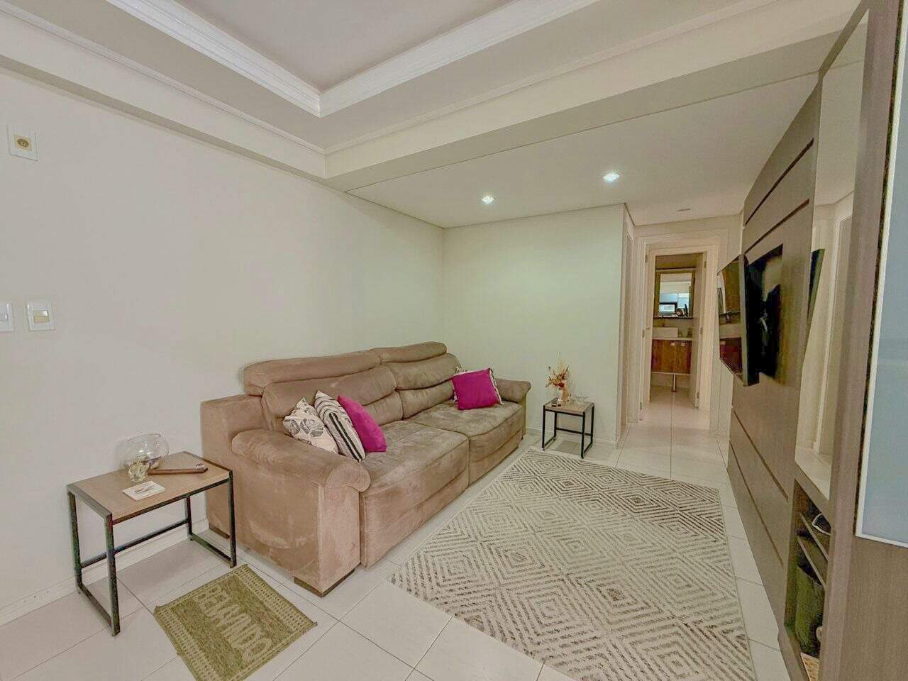 Apartamento com 79m², 2 dormitórios, 1 suíte, 1 vaga no bairro Centro em Balneário Camboriú