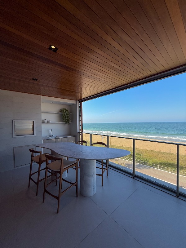 Apartamento com 230m², 4 dormitórios, 4 suítes, 3 vagas no bairro Praia Brava de Itajaí em Itajaí