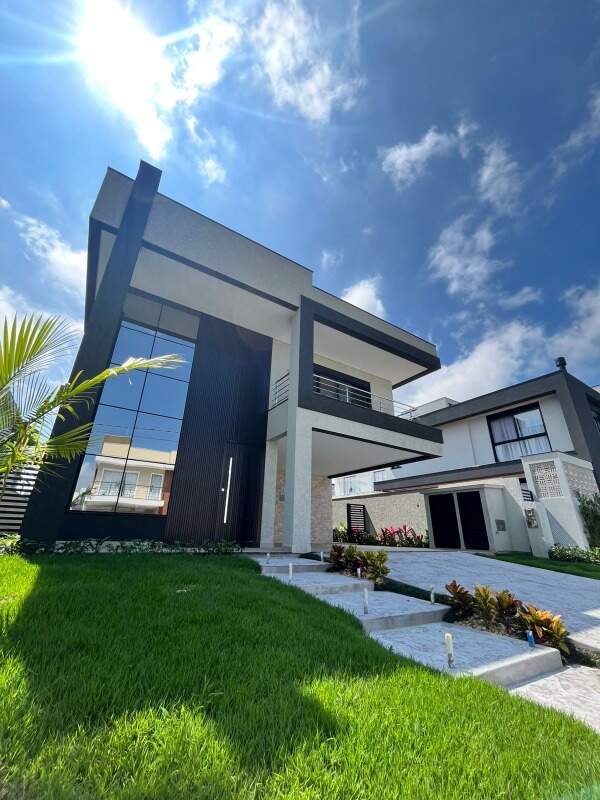 Casa com 305m², 4 dormitórios, 3 suítes, 4 vagas no bairro santa regina em Camboriú