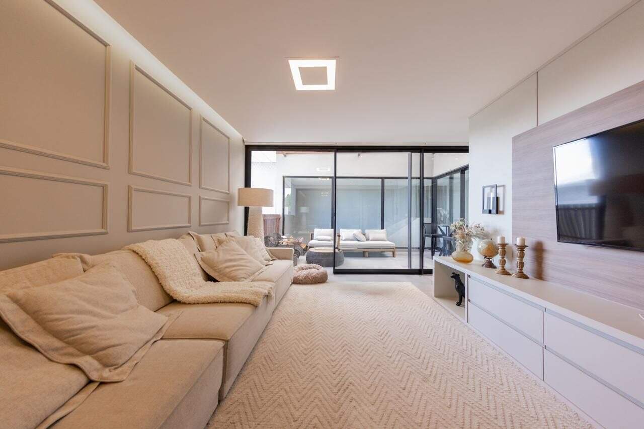 Casa com 380m², 4 dormitórios, 4 suítes, 2 vagas no bairro Estados em Balneário Camboriú