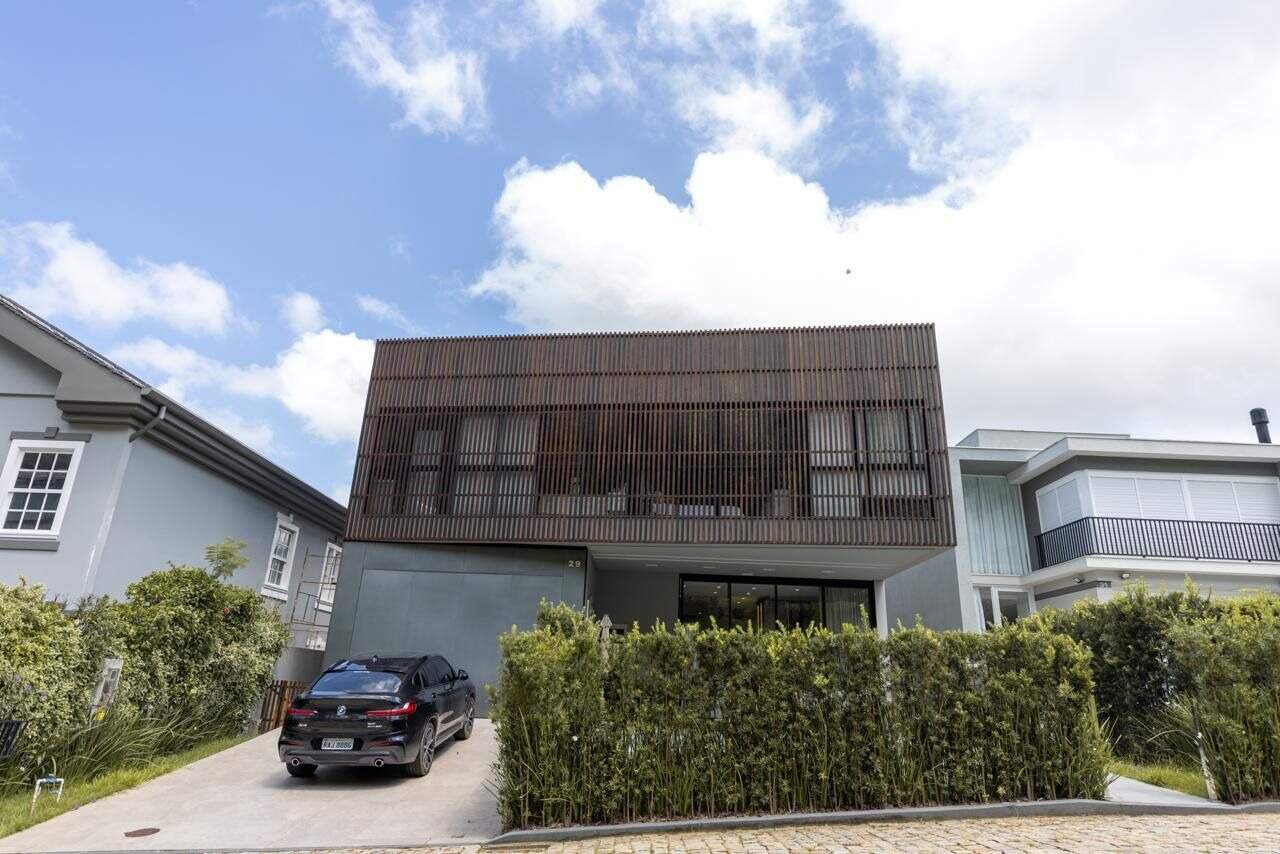 Casa com 380m², 4 dormitórios, 4 suítes, 2 vagas no bairro Estados em Balneário Camboriú