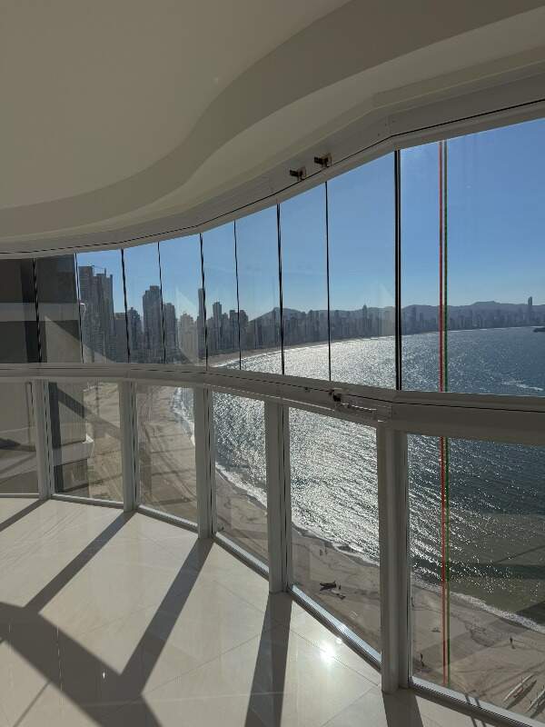 Apartamento com 237m², 4 dormitórios, 4 suítes, 4 vagas no bairro Centro em Balneário Camboriú