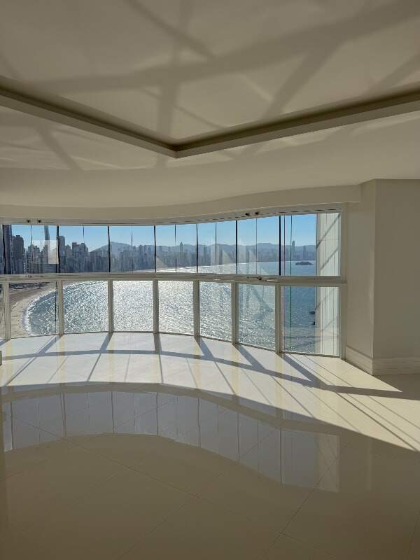 Apartamento com 237m², 4 dormitórios, 4 suítes, 4 vagas no bairro Centro em Balneário Camboriú