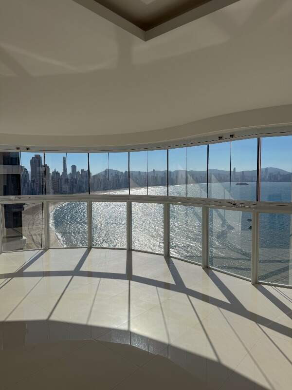 Apartamento com 237m², 4 dormitórios, 4 suítes, 4 vagas no bairro Centro em Balneário Camboriú