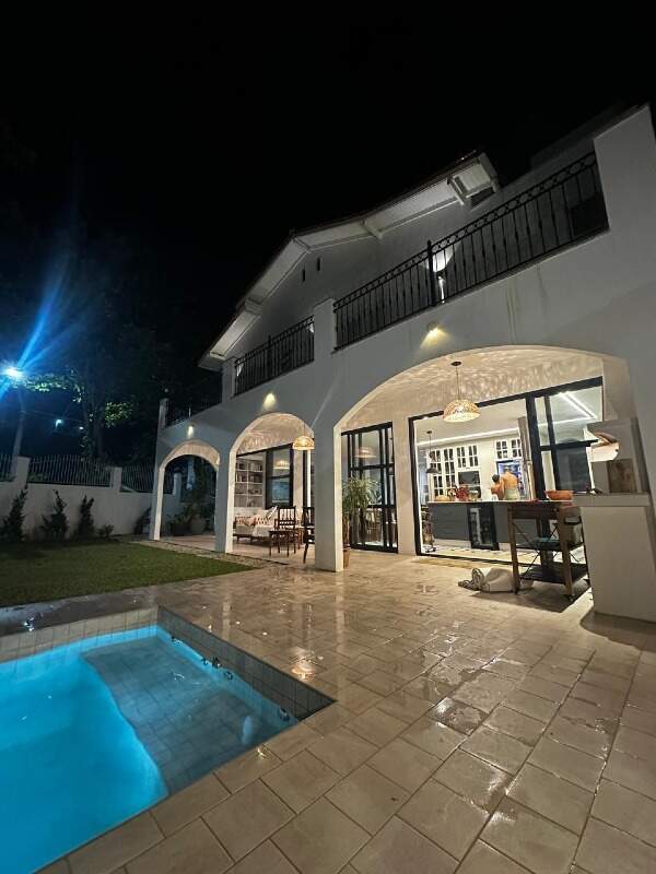 Casa com 264m², 4 dormitórios, 4 suítes, 2 vagas no bairro Praia dos Amores em Balneário Camboriú