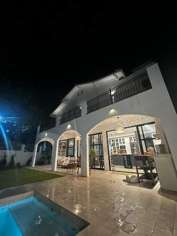 Casa com 264m², 4 dormitórios, 4 suítes, 2 vagas no bairro Praia dos Amores em Balneário Camboriú