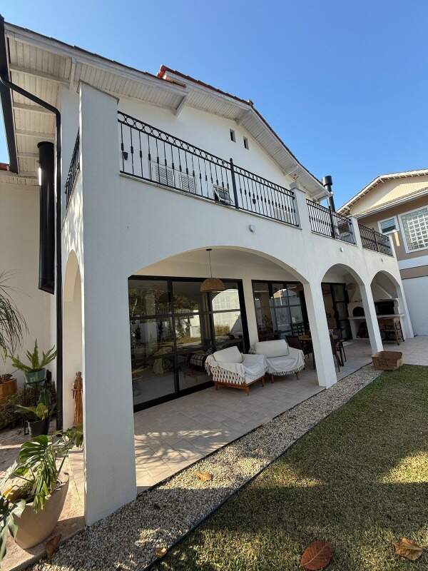 Casa com 264m², 4 dormitórios, 4 suítes, 2 vagas no bairro Praia dos Amores em Balneário Camboriú