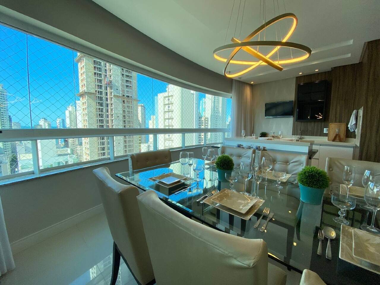 Apartamento com 130m², 3 dormitórios, 1 suíte, 2 vagas no bairro Centro em Balneário Camboriú