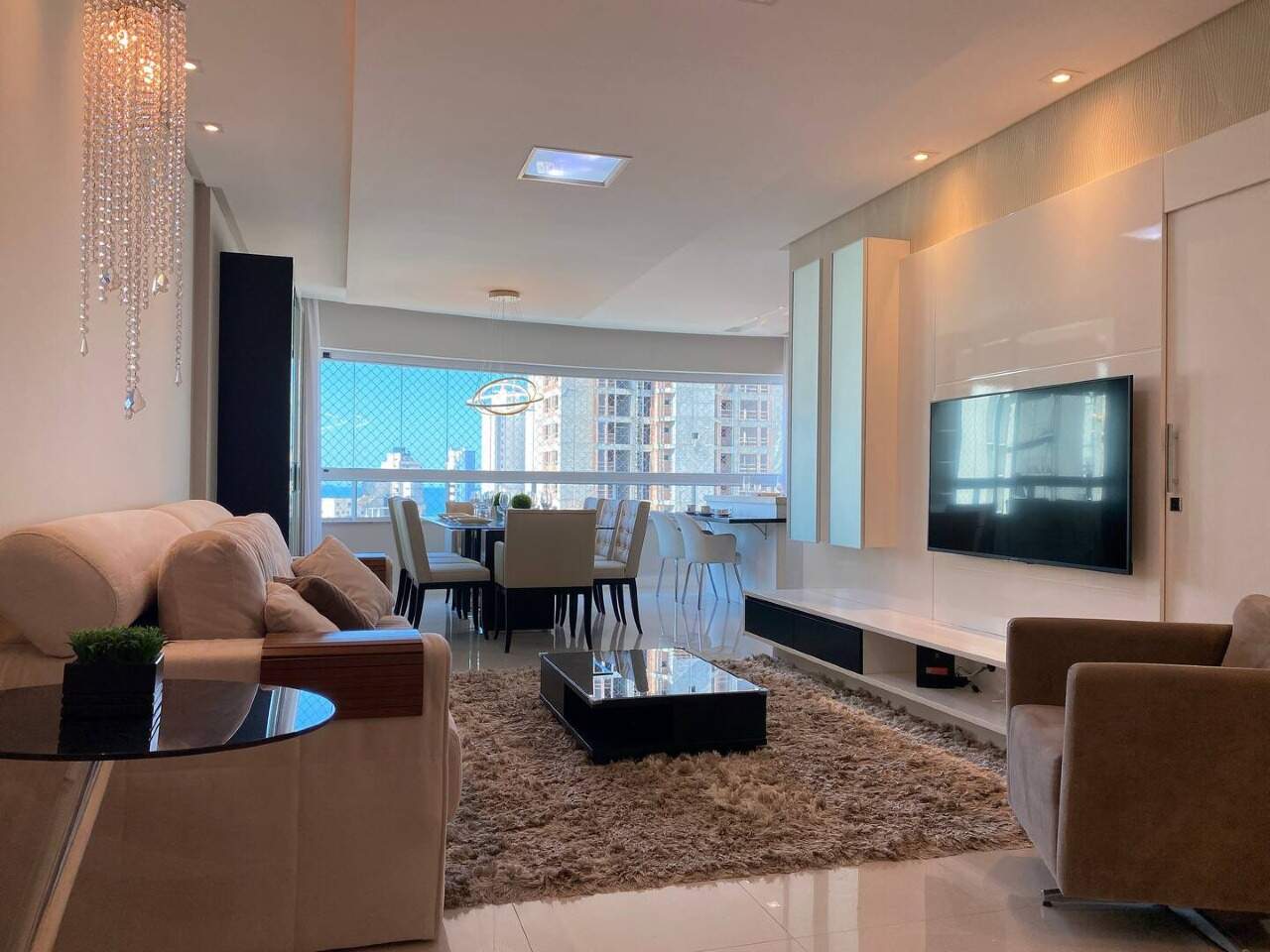 Apartamento com 130m², 3 dormitórios, 1 suíte, 2 vagas no bairro Centro em Balneário Camboriú