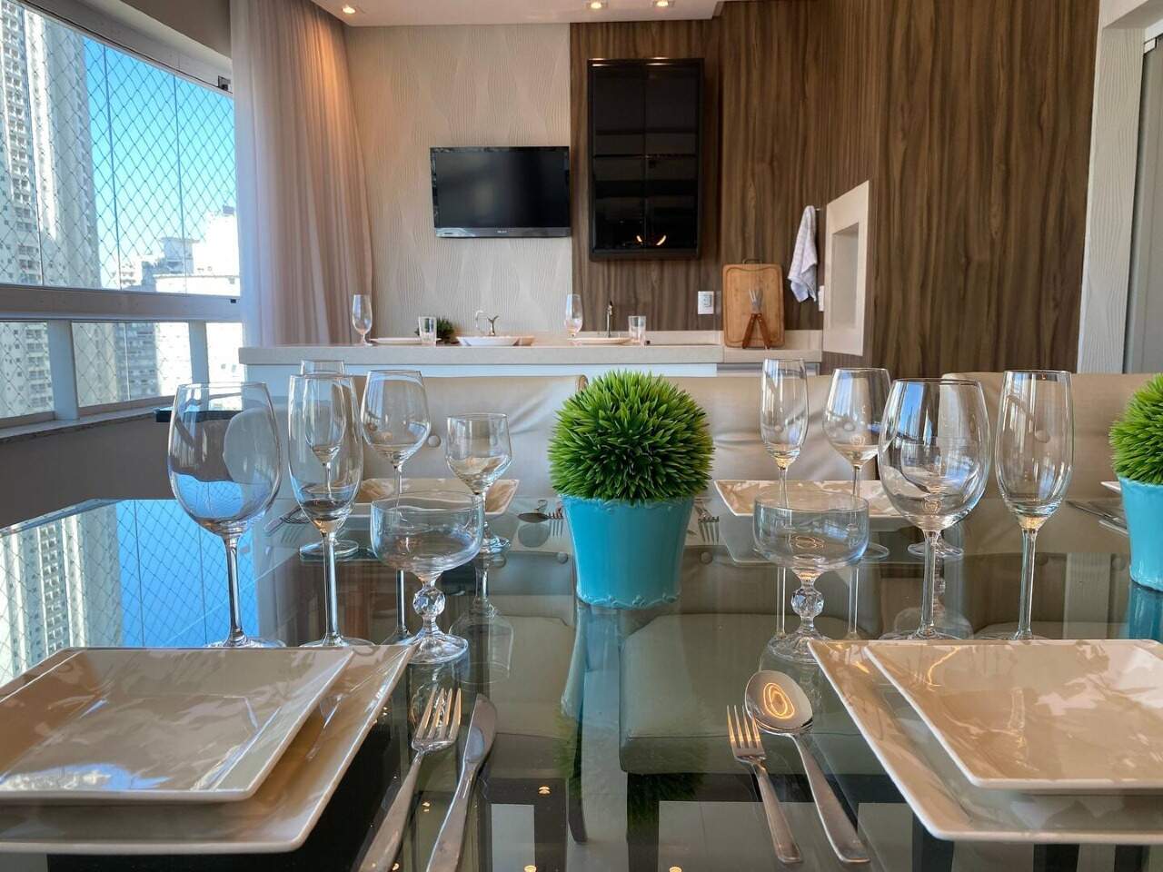 Apartamento com 130m², 3 dormitórios, 1 suíte, 2 vagas no bairro Centro em Balneário Camboriú