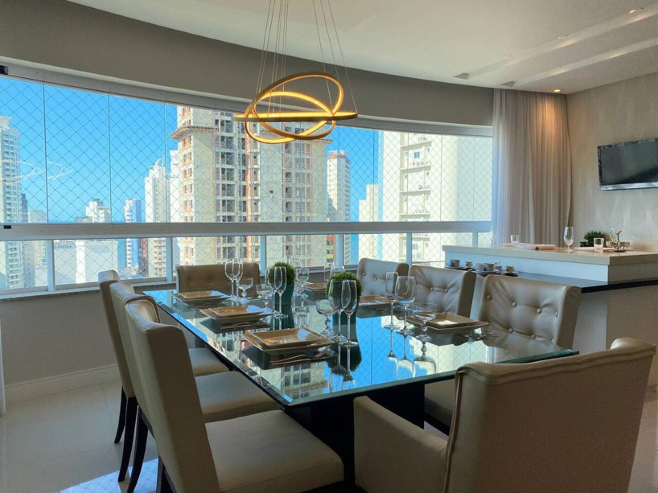 Apartamento com 130m², 3 dormitórios, 1 suíte, 2 vagas no bairro Centro em Balneário Camboriú