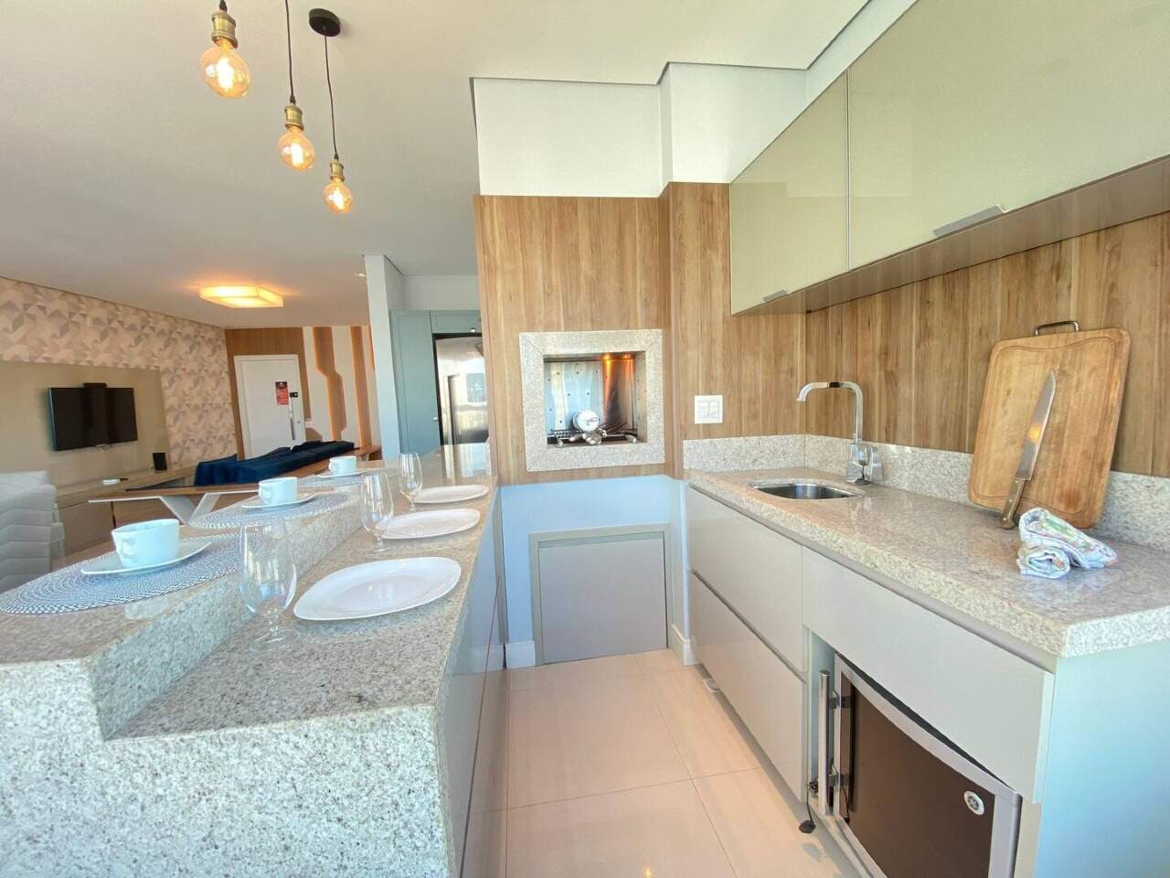 Apartamento com 130m², 3 dormitórios, 1 suíte, 2 vagas no bairro Centro em Balneário Camboriú