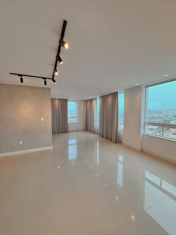 Apartamento com 132m², 3 dormitórios, 3 suítes, 2 vagas no bairro Centro em Balneário Camboriú