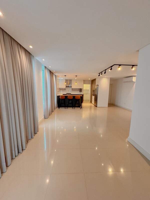 Apartamento com 132m², 3 dormitórios, 3 suítes, 2 vagas no bairro Centro em Balneário Camboriú