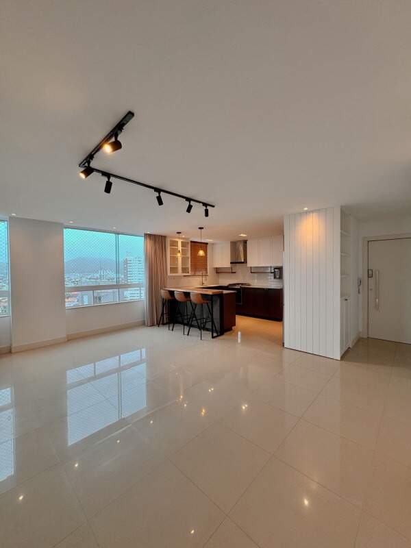 Apartamento com 132m², 3 dormitórios, 3 suítes, 2 vagas no bairro Centro em Balneário Camboriú