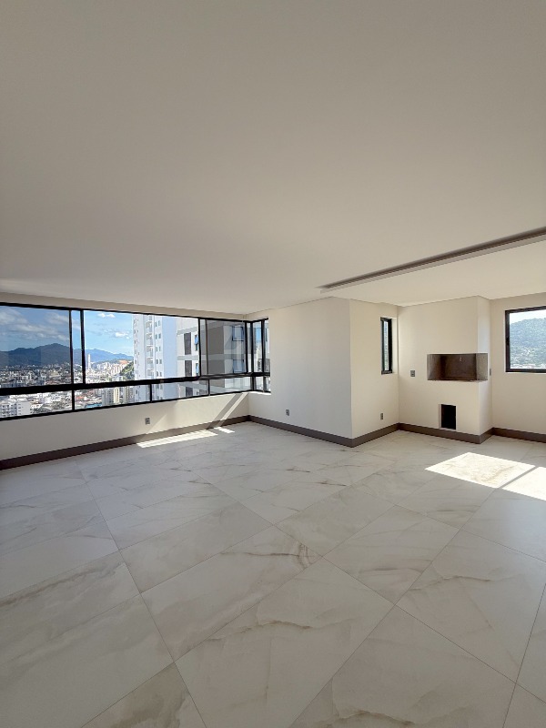 Apartamento com 135m², 3 dormitórios, 3 suítes, 2 vagas no bairro Centro em Balneário Camboriú