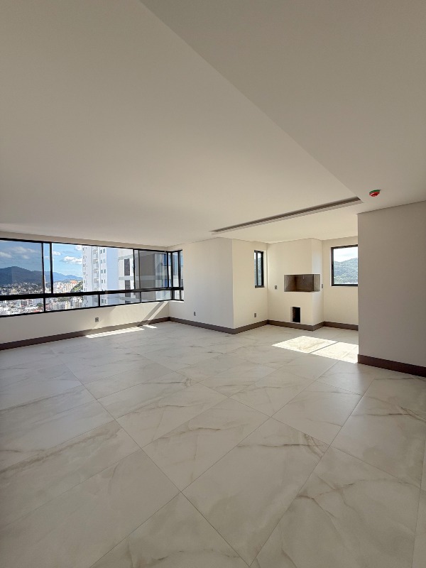 Apartamento com 135m², 3 dormitórios, 3 suítes, 2 vagas no bairro Centro em Balneário Camboriú