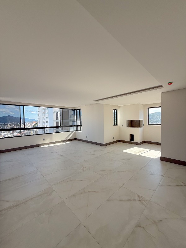 Apartamento com 135m², 3 dormitórios, 3 suítes, 2 vagas no bairro Centro em Balneário Camboriú