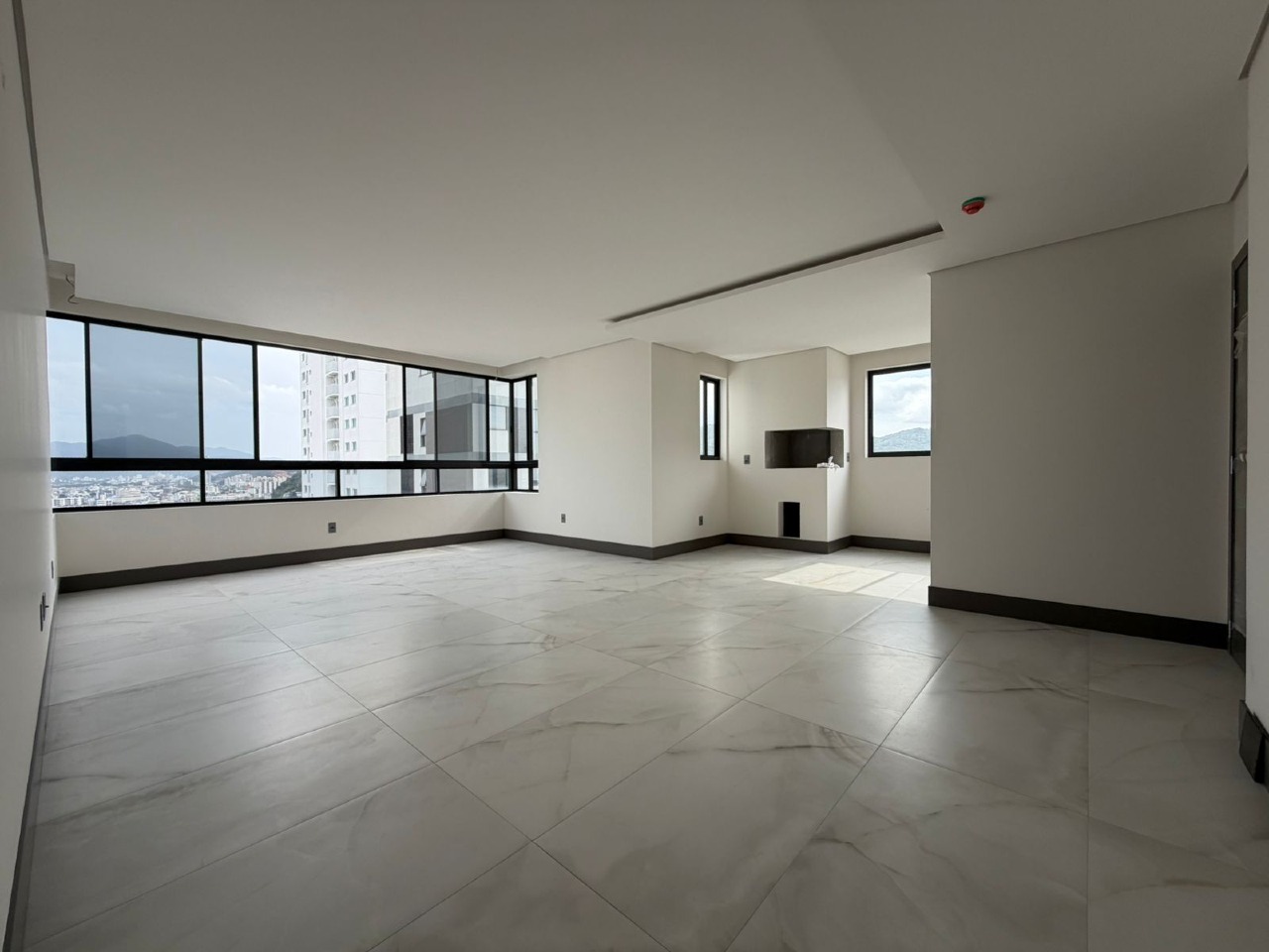 Apartamento com 135m², 3 dormitórios, 3 suítes, 2 vagas no bairro Centro em Balneário Camboriú