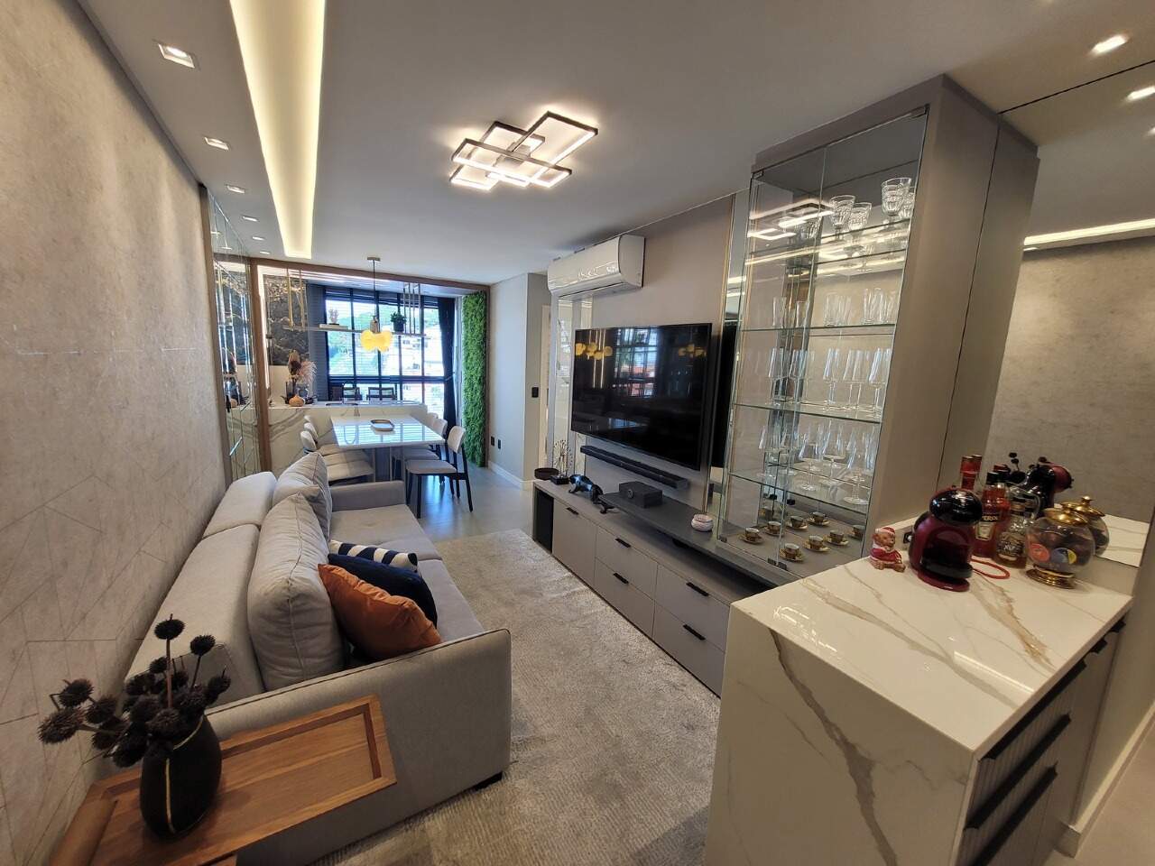 Apartamento com 62m², 2 dormitórios, 1 suíte, 1 vaga no bairro Ariribá em Balneário Camboriú