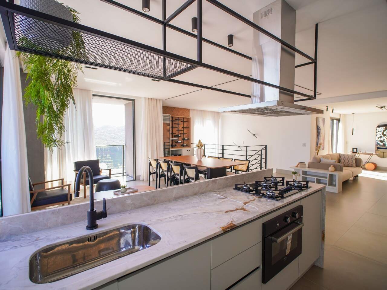 Cobertura com 283m², 3 dormitórios, 3 suítes, 4 vagas no bairro Pioneiros em Balneário Camboriú
