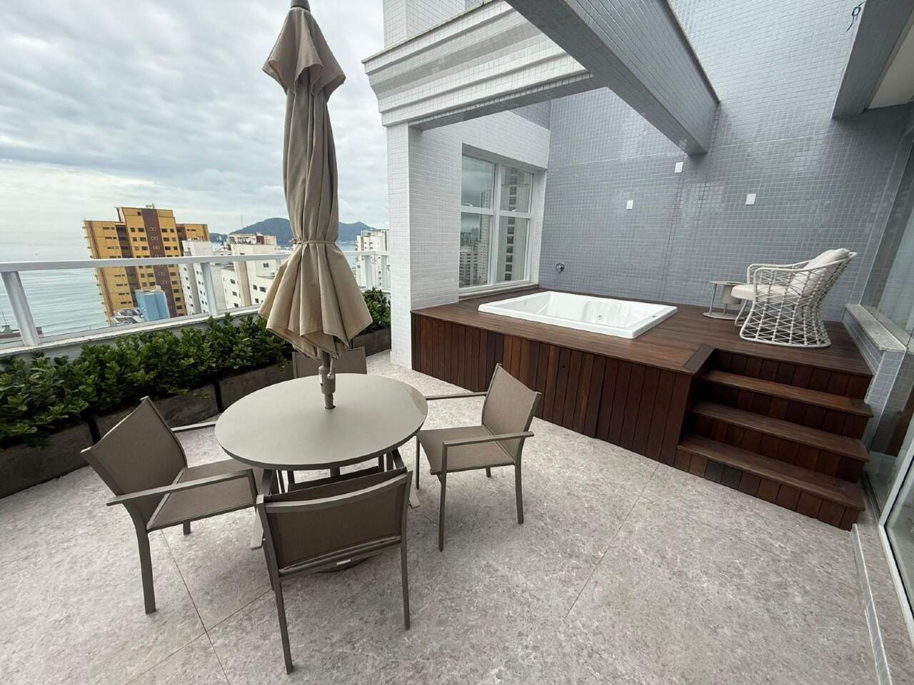 Cobertura com 327m², 4 vagas no bairro Centro em Balneário Camboriú