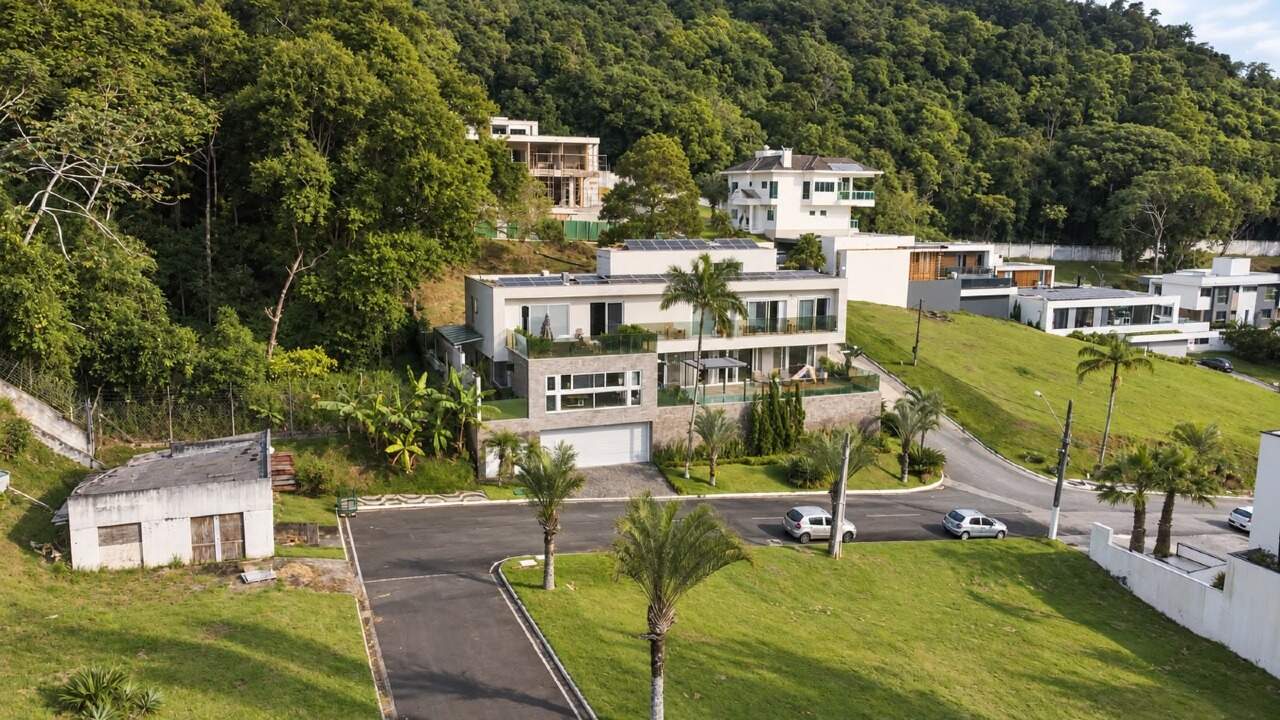Casa com 525m², 4 dormitórios, 4 suítes, 4 vagas no bairro Barra em Balneário Camboriú