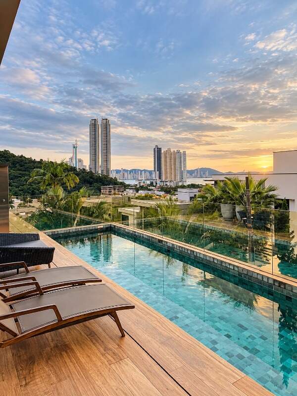 Casa com 525m², 4 dormitórios, 4 suítes, 4 vagas no bairro Barra em Balneário Camboriú