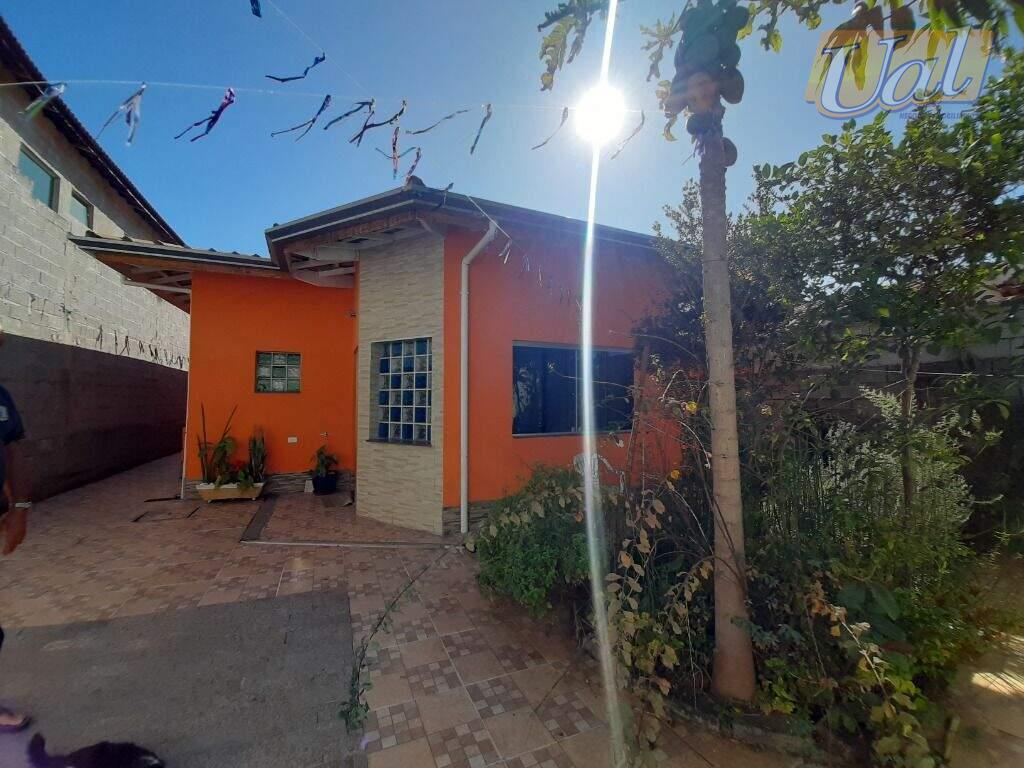 Casa com 3 quartos, 2 banheiros e 2 vagas no bairro Jardim das Palmeiras em Atibaia por apenas 500.000,00: 