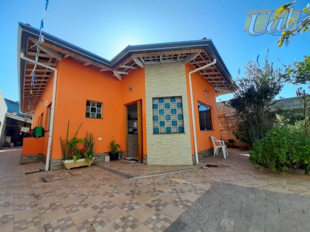 Casa com 3 quartos, 2 banheiros e 2 vagas no bairro Jardim das Palmeiras em Atibaia por apenas 500.000,00: 