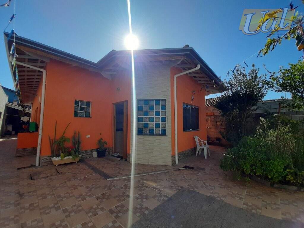 Casa com 3 quartos, 2 banheiros e 2 vagas no bairro Jardim das Palmeiras em Atibaia por apenas 500.000,00: 