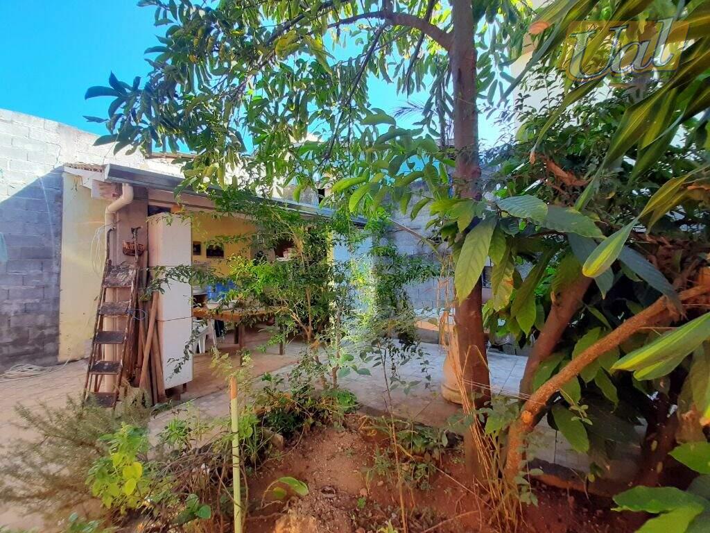 Casa com 3 quartos, 2 banheiros e 2 vagas no bairro Jardim das Palmeiras em Atibaia por apenas 500.000,00: 