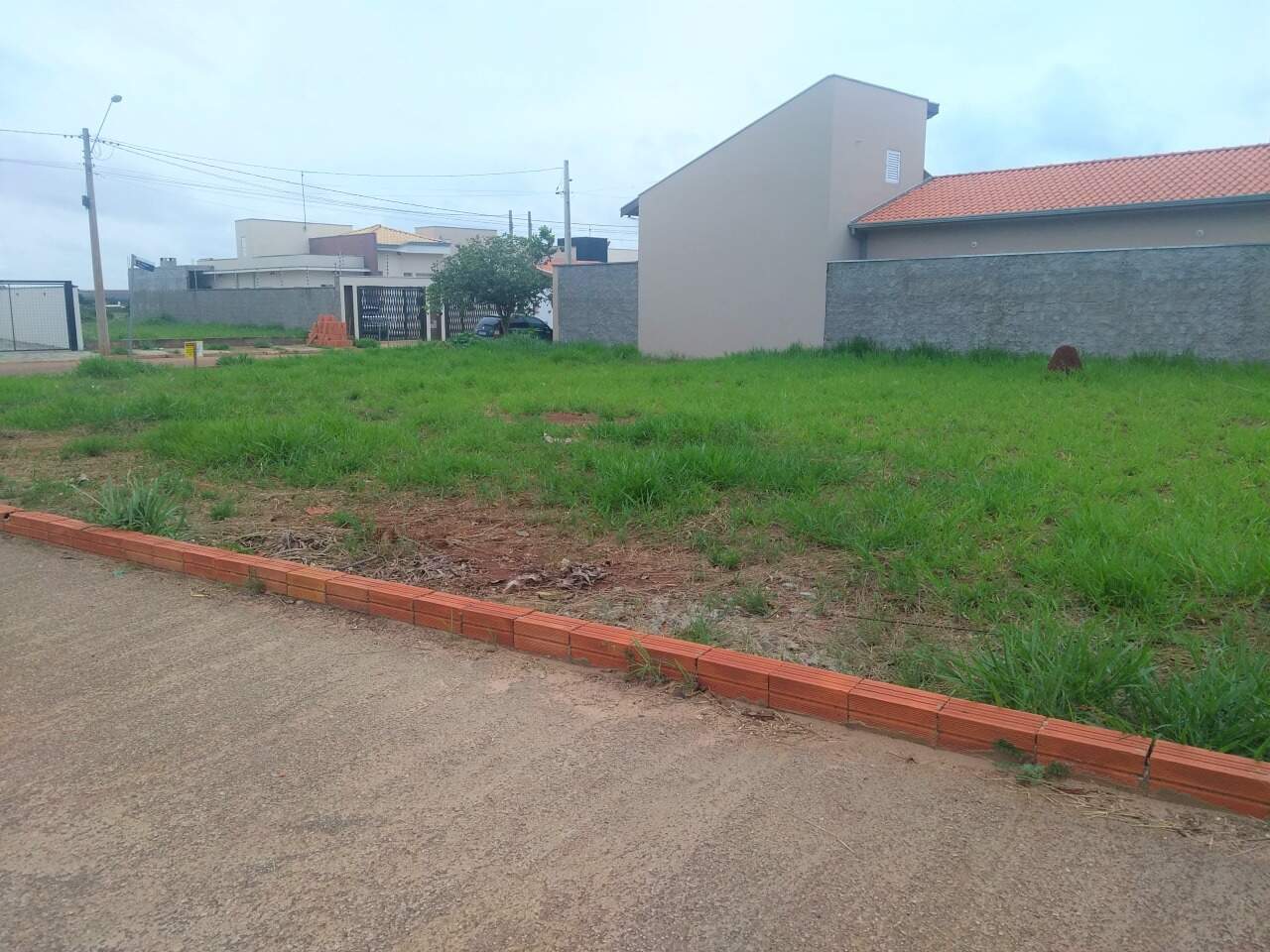 Terreno à venda no Portal Ville Azaleia: 