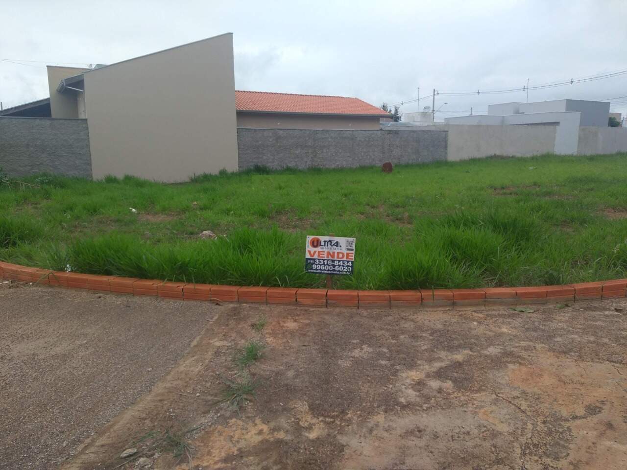 Terreno à venda no Portal Ville Azaleia: 