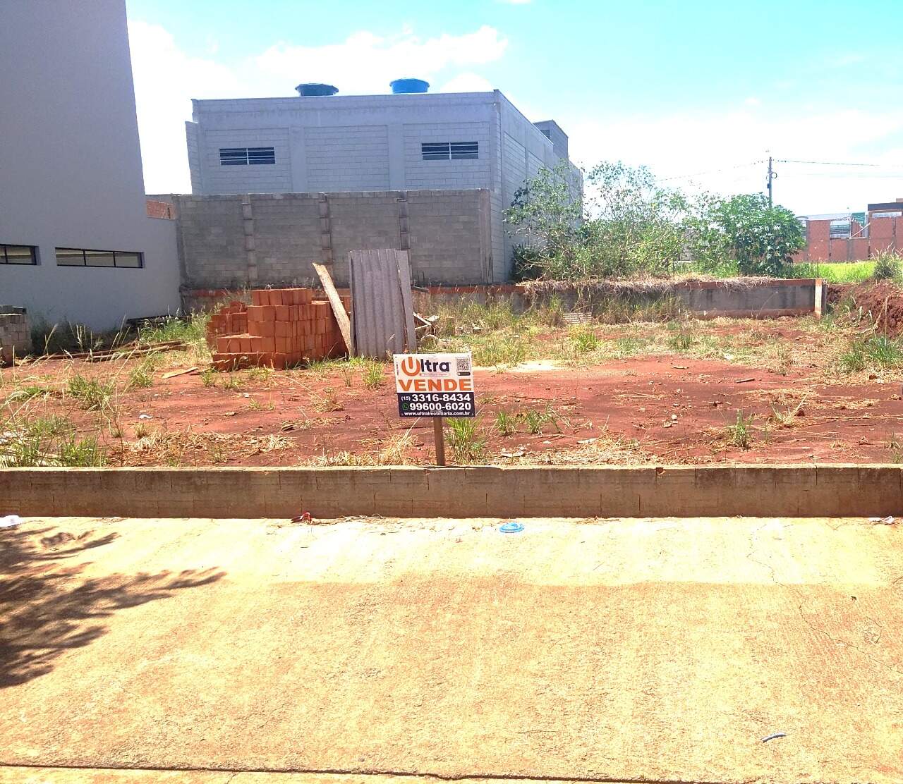 Terreno à venda no Portal Ville Azaleia: 