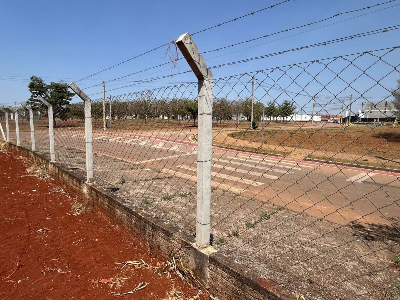 Terreno à venda no Portal Ville Azaleia: 