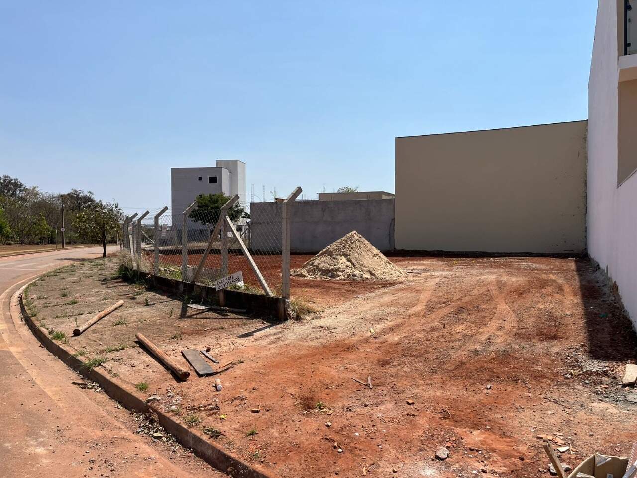 Terreno à venda no Portal Ville Azaleia: 