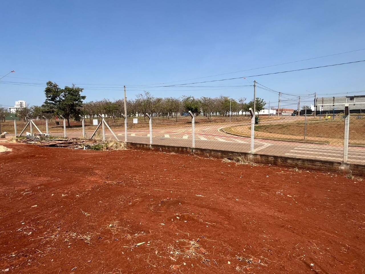 Terreno à venda no Portal Ville Azaleia: 