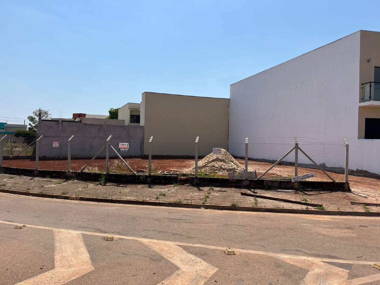 Terreno à venda no Portal Ville Azaleia: 