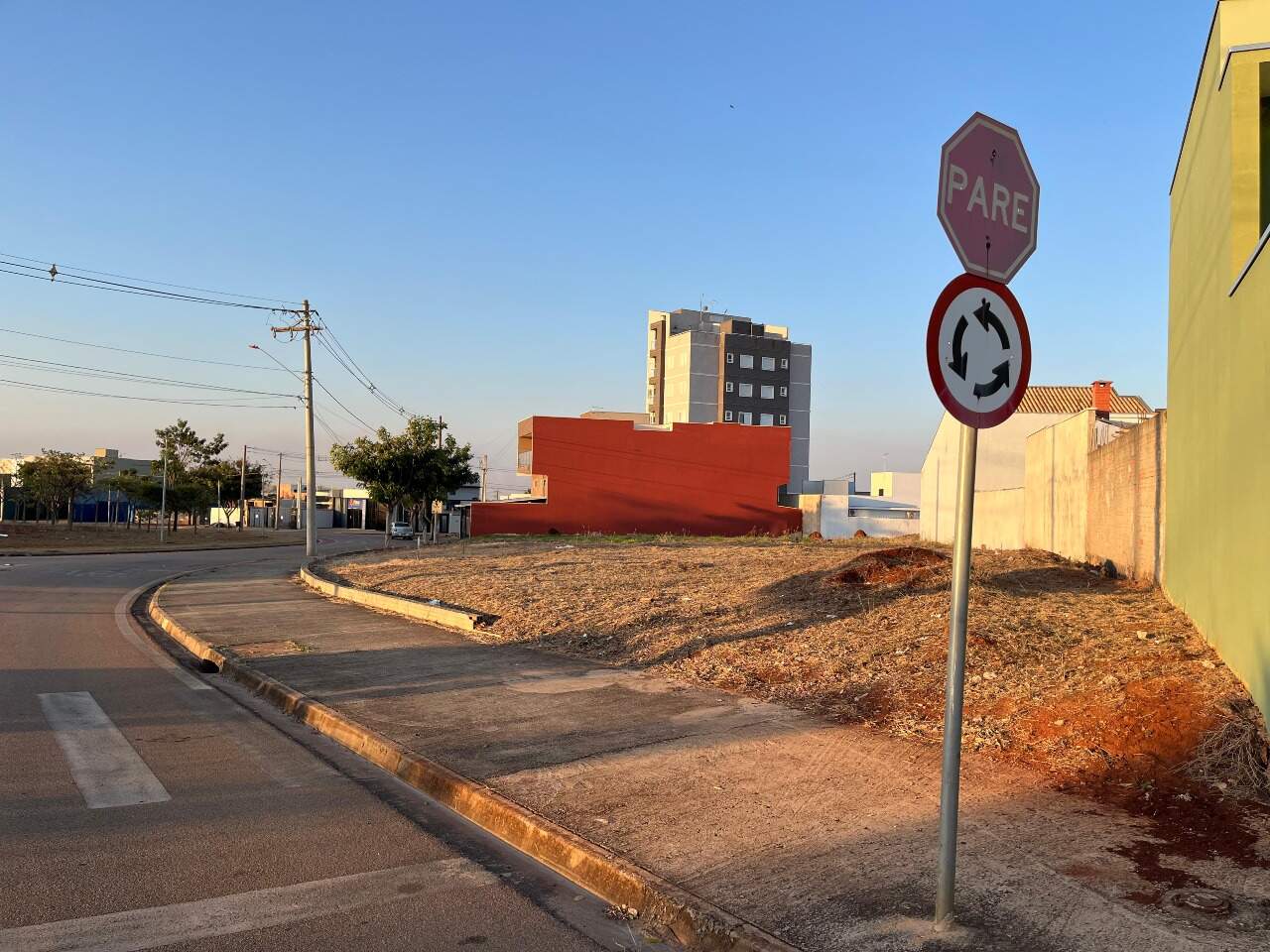 Terreno à venda no Portal Ville Azaleia: 