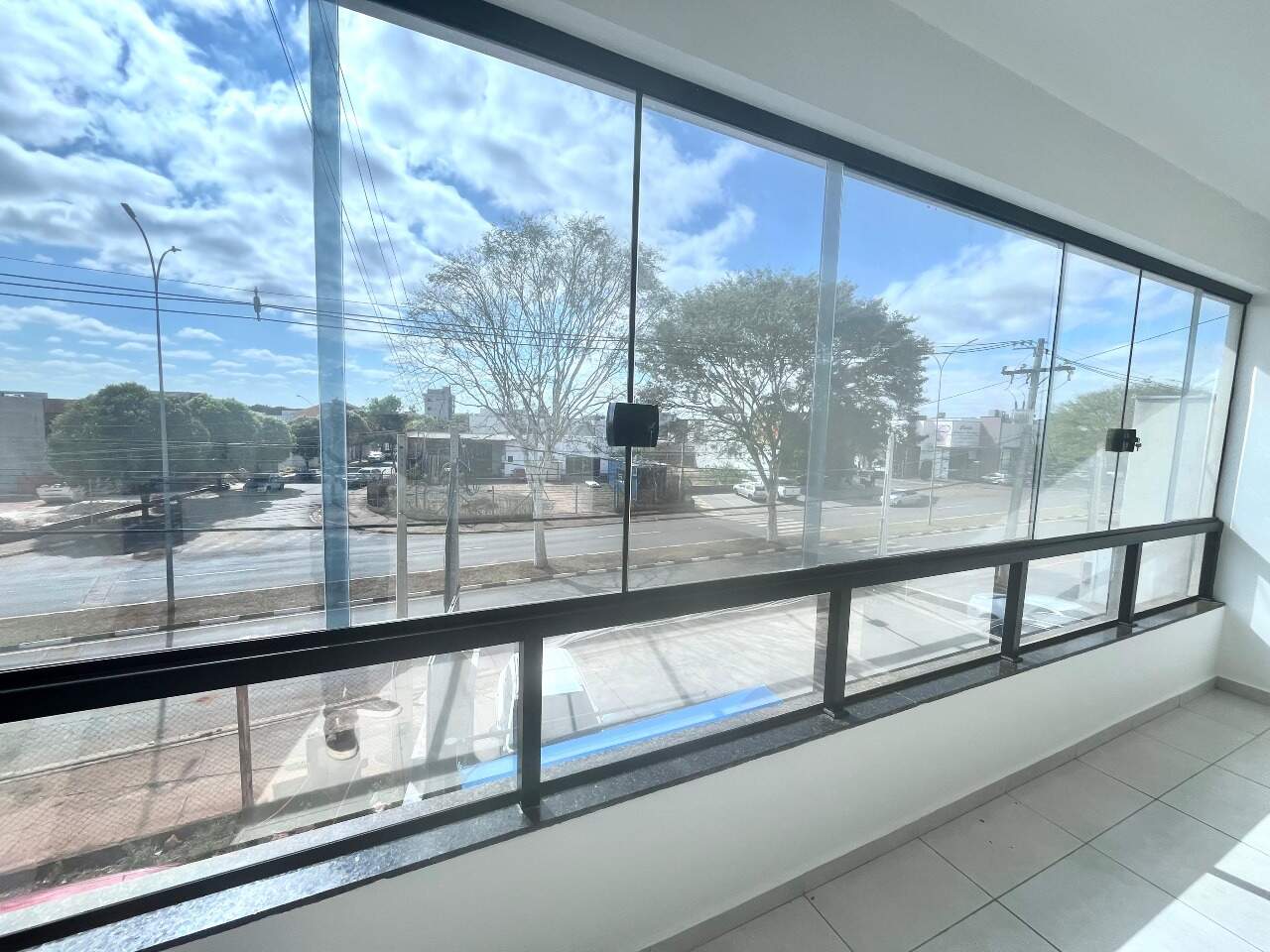 Sala para aluguel no Portal dos Pássaros I: 