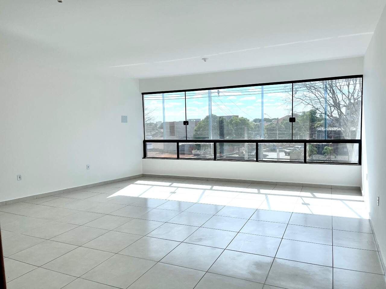 Sala para aluguel no Portal dos Pássaros I: 