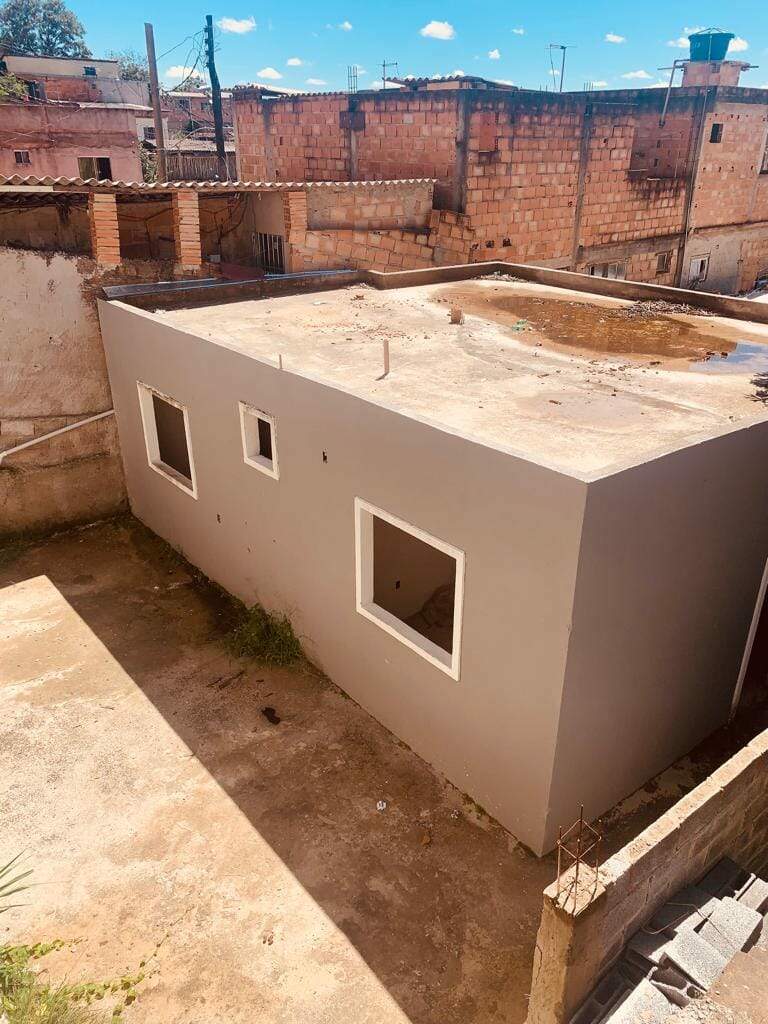 Casa à venda com 2 quartos, 100m² - Foto 1