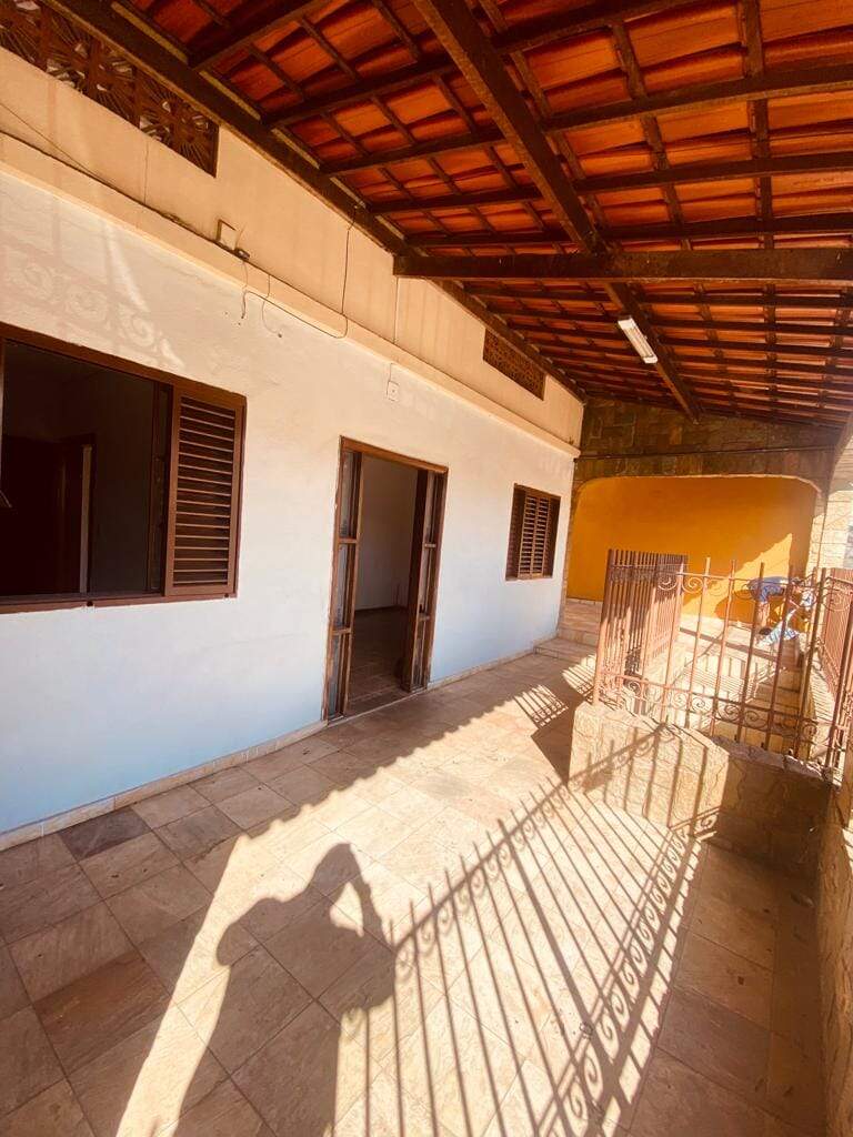 Casa à venda com 5 quartos, 340m² - Foto 2