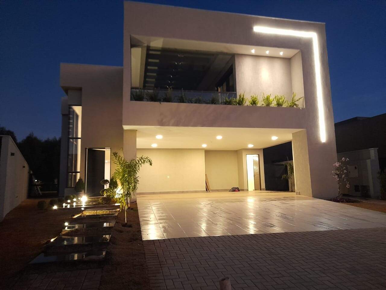 Casa à venda com 4 quartos, 339m² - Foto 1